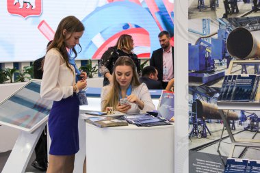 Ellerinde telefonları kızlarla.