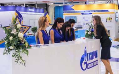 Kasanın arkasındaki kız standistas.