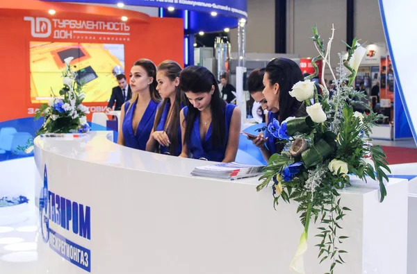 İş yerinde tezgahın arkasındaki kız standistas.