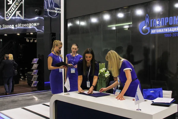 Klasörleri masada kızlarla.