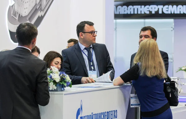 Kasanın arkasındaki şirket temsilcileri.