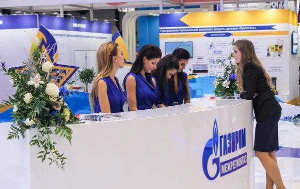 Kasanın arkasındaki kız standistas.