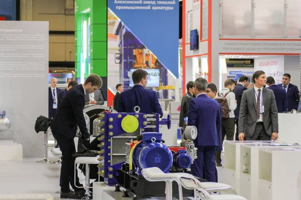 İnsanlar arasında Sergi standları.