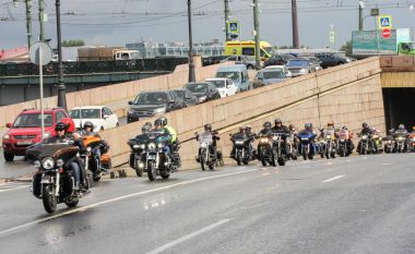 Köprünün altında büyük bir sütun Motosiklet sürmek.