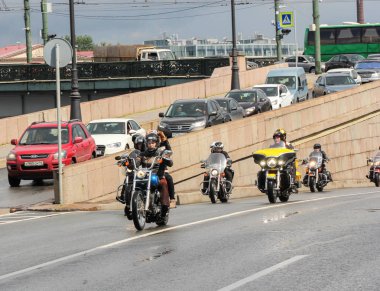 Motosikletçiler hareket.