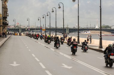 Bir sütun Dvortsovaya dolgu üzerinde motosikletler.