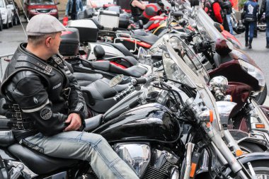 Motorcu bir motosiklet üzerinde oturur.