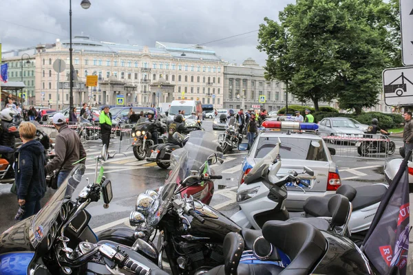Una multitud de motocicletas y coches en la Plaza Lomonosov . — Foto de Stock