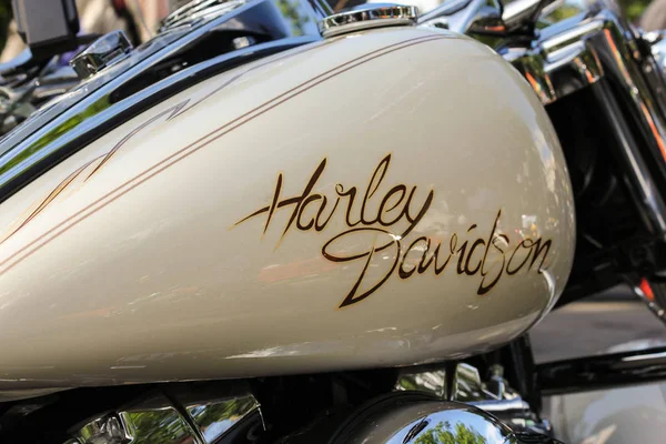 Gaz tankı üzerinde stilize yazıt.