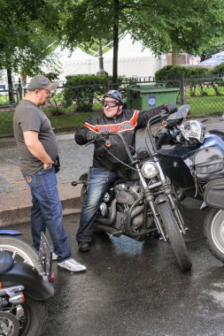 Ziyaretçi ve motorcu.