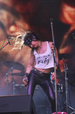 Konuşma solist sahnede.