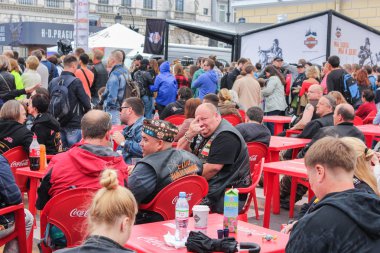 Tablo motorcu gesticulating.