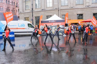 Kız bir grup performansını.