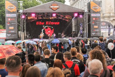 Yağmur altında performans.