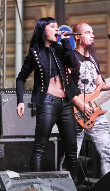 Solist elinde bir mikrofon ile.