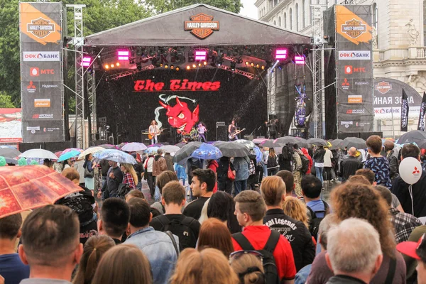 Yağmur altında performans.