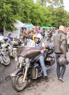 Motosikletçi park yerinin yaklaşımlar.