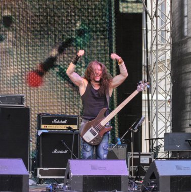 Sahne Alanı'nda rock müzisyeni.