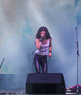 Solist rock grubu sahne alanı'nda.