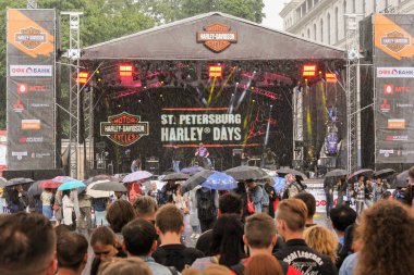 Müzisyenler ağır yağmur altında performansını.