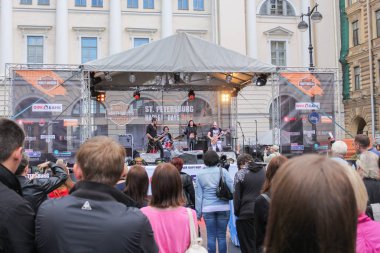 Seyirci ve müzisyenler.