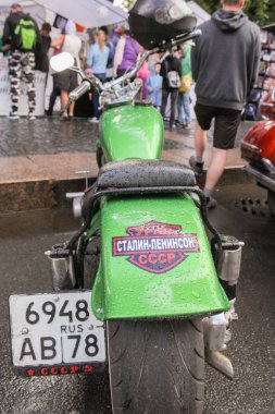 Bir motosiklet kanat üzerinde yazıt.