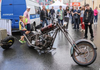 Bir motosiklet gelen çöp yükleme.