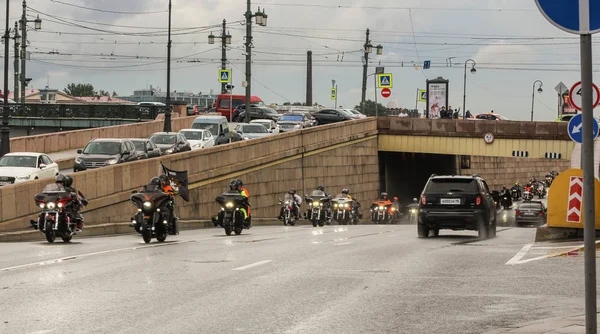 Columna de motocicletas en la carretera . — Foto de Stock