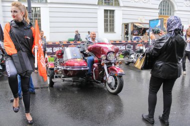 Bir kadın bir adam bir motosiklet üzerinde fotoğrafını.