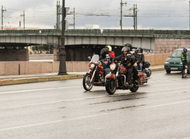 Bir grup yolda motosikletçi maskesi.