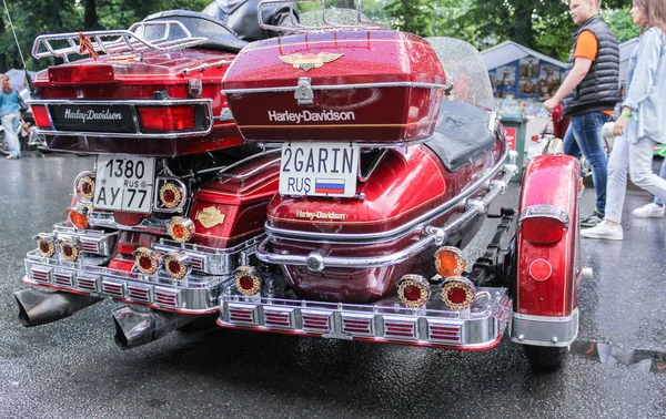 유모차와 큰 오토바이의 트렁크. — 스톡 사진