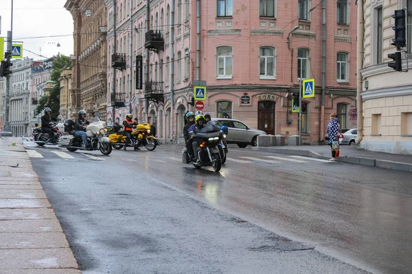 Motociclistas en un camino mojado . — Foto de Stock