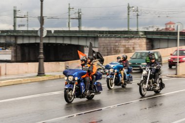 Motocycles bayraklı bir grup.