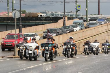 Motocycles hareket halinde bir grup.