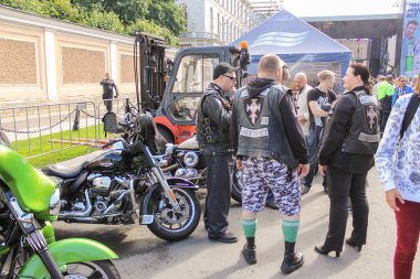 Motosiklet yakınındaki ziyaretçi.