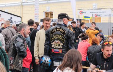 Ziyaretçi ve bisikletçileri bir kalabalık.