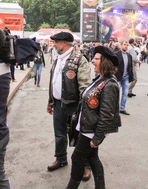 Bisikletçileri yaşlı bir çift.