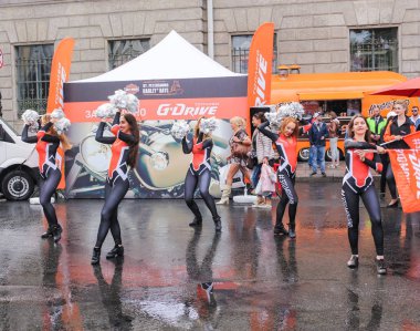 Islak asfalt üzerinde dans.