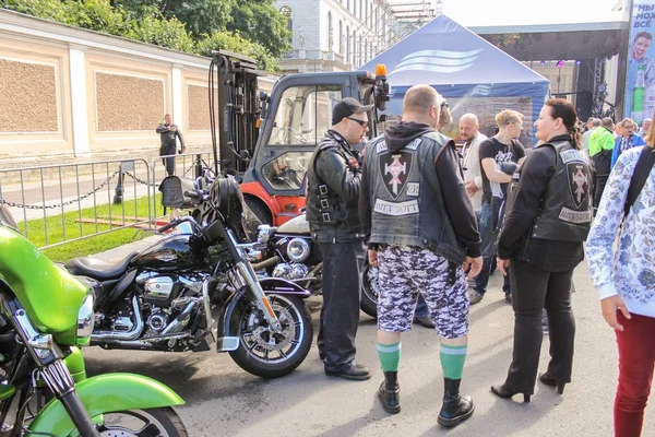 Motosiklet yakınındaki ziyaretçi.