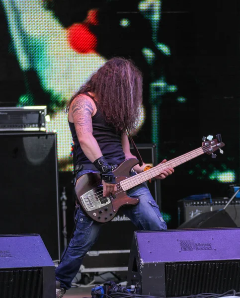 Músico de rock com guitarra no palco . — Fotografia de Stock
