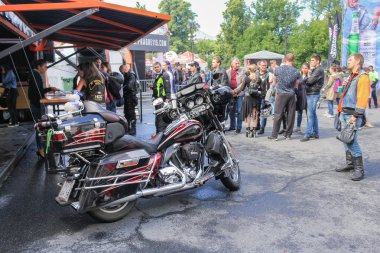 Motosiklet göstermek için ziyaretçi.