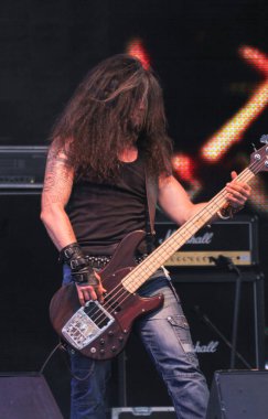 Sahne Alanı'nda müzisyen.