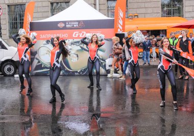 Asfalt üzerinde dans.