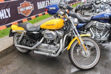 Sarı benzin tankı ile motosiklet.