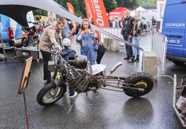 Bir motosiklet benzersiz yükleme.