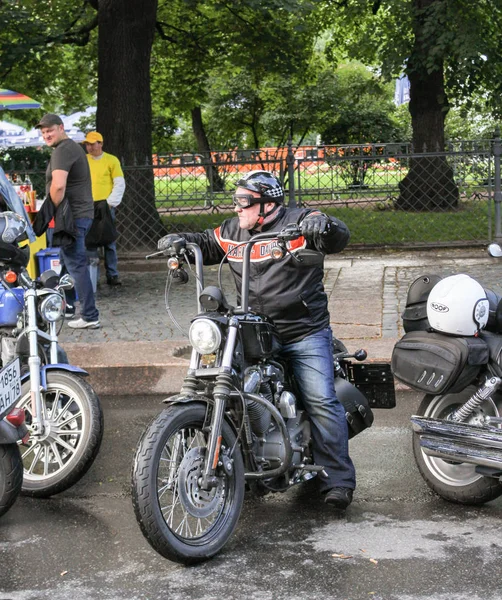 En cyklist på en motorcykel. — Stockfoto