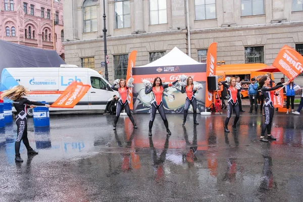 Islak asfalt içinde dans eden kızlar.