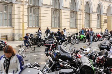 İnsanlar arasında motosiklet.