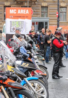 Motosiklet park yerinde bir dizi.