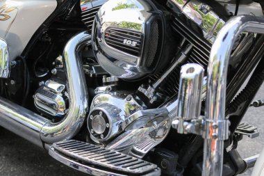 Büyük bir motosiklet motoru.